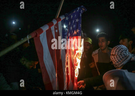 Gaza, Palästina . Dezember 2017. Fatah-Anhänger verbrennen die amerikanische Flagge während eines Protestes in Gaza-Stadt, Gaza-Streifen, den Palästinensischen Gebieten, 07. Dezember 2017. Trumps Anerkennung Jerusalems als Hauptstadt Israels hat weltweit weit verbreitete Verurteilung und Wut auf sich gezogen. Foto: Wissam Nassar/dpa Credit: dpa Picture Alliance/Alamy Live News Stockfoto