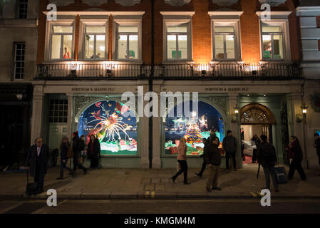 Westminster, London, Großbritannien. 7. Dezember, 2017. Abendliche rush hour und Shopper unter einer Überdachung der festlichen Dekorationen im West End. Lichter und Shopping in Piccadilly. Credit: Malcolm Park/Alamy leben Nachrichten Stockfoto