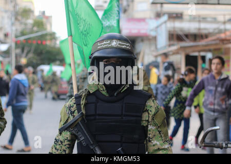 Gaza, Palästina. Dezember 2017. 7. Dezember 2017: In der Stadt Beit Hanoun im nördlichen Teil des Gazastreifens findet Ein militärmarsch des militärischen Flügels der Hamas, der Ezzedine Al Qassam Brigaden, statt. Einige Mitglieder der Brigade tragen ein Banner, das den 30. Jahrestag der Gründung der Organisation kennzeichnet, d.h. „30 Jahre Widerstand, Einheit und Wahl“. Credit: Ahmad Hasaballah/ImagesLive/ZUMA Wire/Alamy Live News Credit: ZUMA Press, Inc./Alamy Live News Stockfoto