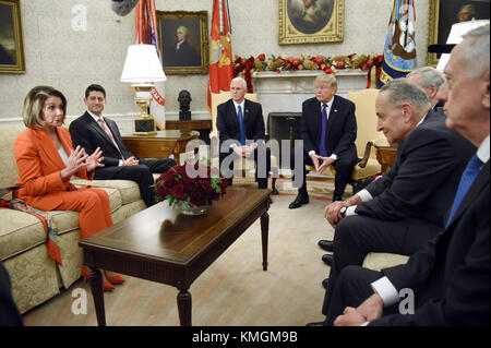 Dezember 7, 2017 - Washington, District of Columbia, Vereinigte Staaten von Amerika - United States Hausminoritätführer Nancy Pelosi (Demokrat aus Kalifornien) spricht bei einem Treffen zwischen US-Präsident Donald j. Trump und Überparteilichen congressional Leadership im Oval Office des Weißen Hauses, 7. Dezember 2017 in Washington, DC. Von links nach rechts Führer Pelosi, Sprecher des us house Paul Ryan (Republikaner für Wisconsin) us vice president Mike Pence, Präsident Trump, US-Senat Minderheit leader Chuck Schumer (Demokrat von New York) und US-Verteidigungsminister jim Mattis. Credit: Olivier douliery Stockfoto