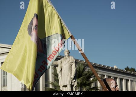 Athen, Griechenland. Dezember 2017. Kurden halten Flaggen während des Protests gegen den offiziellen Besuch des Präsidenten der Republik Türkei in Griechenland. Quelle: Georgios Zachos/SOPA/ZUMA Wire/Alamy Live News Stockfoto