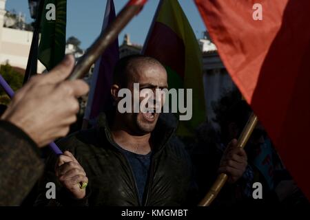 Athen, Griechenland. Dezember 2017. Kurden halten Flaggen während des Protests gegen den offiziellen Besuch des Präsidenten der Republik Türkei in Griechenland. Quelle: Georgios Zachos/SOPA/ZUMA Wire/Alamy Live News Stockfoto