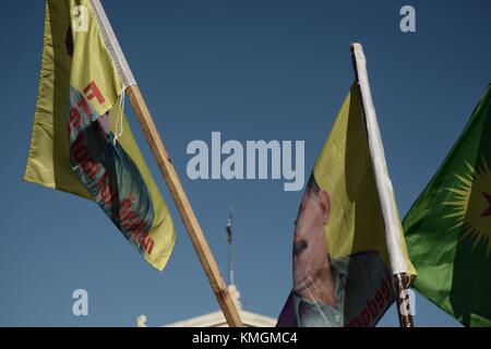 Athen, Griechenland. 7 Dez, 2017. kurden Flaggen während des Protestes gegen den offiziellen Besuch des Präsidenten der Republik Türkei in Griechenland halten. Credit: georgios Zachos/Sopa/zuma Draht/alamy leben Nachrichten Stockfoto