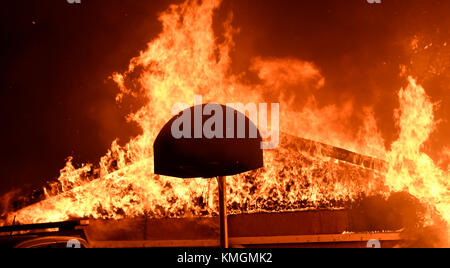 Santa Paula, Kalifornien, USA. Dezember 2017. Feuerwehrmänner bekämpfen ein von santa ana betriebenes Bürstenfeuer namens Thomas Fire, das auf 31 Hektar explodierte und von Montag bis Dienstag früh in den frühen Morgenstunden keine Eindämmung hatte, so die Feuerwehr von Ventura County. Quelle: Gene Blevins/ZUMA Wire/Alamy Live News Stockfoto