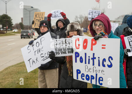 Troy, Michigan, USA - 7. Dezember 2017 - Menschen picket Kongressabgeordnete von Dave trott Büro Steuerplaene der Republikaner im Kongress zu protestieren. Sie sagen, dass Sie die Steuern für die Reichen und Konzerne, verletzt die armen und mittleren klasse Schnitt. Stockfoto