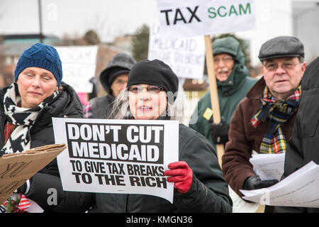 Troy, Michigan, USA - 7. Dezember 2017 - Menschen picket Kongressabgeordnete von Dave trott Büro Steuerplaene der Republikaner im Kongress zu protestieren. Sie sagen, dass Sie die Steuern für die Reichen und Konzerne, verletzt die armen und mittleren klasse Schnitt. Stockfoto