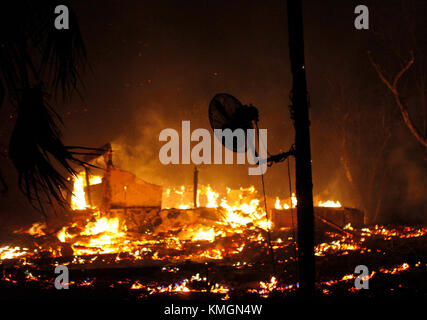 La Conchinta, Kalifornien, USA. 7. Dezember, 2017. Die Überreste eines Hauses am Highway 33 in Ojai Dezember 7, 2017. Credit: Daniel Dreifuss/Alamy leben Nachrichten Stockfoto