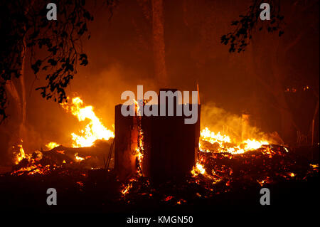 La Conchinta, Kalifornien, USA. 7. Dezember, 2017. Die Überreste eines Hauses am Highway 33 in Ojai Dezember 7, 2017. Credit: Daniel Dreifuss/Alamy leben Nachrichten Stockfoto