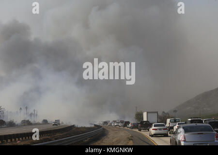 Los Angeles, Kalifornien, USA. Juli 2017. Rauch wabert über dem Verkehr entlang der US 101 Highway nördlich von Ventura, Kalifornien, Donnerstag, 7. Dezember 2017. Kredit: Ringo Chiu/ZUMA Wire/Alamy Live News Stockfoto