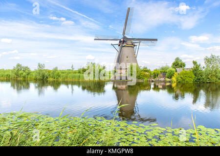 Kinderdijk, Kinderdijk, China. Dezember 2017. NIEDERLANDE-(NUR REDAKTIONELLE VERWENDUNG. CHINA OUT) . Kinderdijk ist ein kleines Dorf, nur 16 Kilometer von Rotterdam entfernt und etwas weniger als 10 Kilometer von der Stadtgrenze der ältesten Stadt Hollands, Dordrecht. Es ist bekannt für die 19 alten Windmühlen aus den 1500ern Quelle: SIPA Asia/ZUMA Wire/Alamy Live News Stockfoto