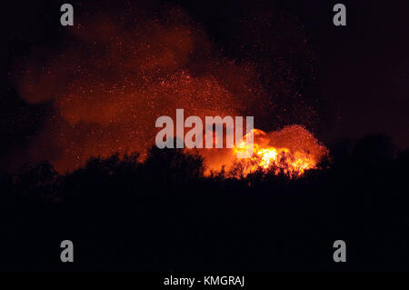 Ojai, Kalifornien, USA. 7 Dez, 2017. Die Thomas Brand bewegt sich über den Kamm hinter der wichtigsten Gebäude der jüdischen Sommer Camps, camp Rama in Western Ojai Donnerstag Abend. Credit: Neal Gewässer/zuma Draht/alamy leben Nachrichten Stockfoto