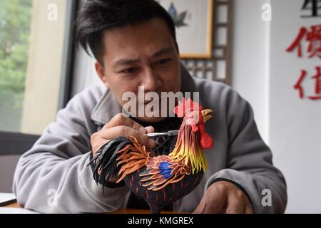 Hangzhou, Hangzhou, China. 8 Dez, 2017. Hangzhou, China-2017: (redaktionelle Verwendung. China). Ding jianhua Macht polymer clay Arbeiten in Hangzhou, Zhejiang's East China Provinz. Ding, 44, begann polymer clay Arbeit zu machen, wenn Er war Schüler. Credit: sipa Asien/zuma Draht/alamy leben Nachrichten Stockfoto