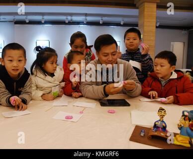 Hangzhou, Hangzhou, China. Dezember 2017. HANGZHOU, CHINA-2017:(NUR FÜR REDAKTIONELLE VERWENDUNG. CHINA OUT). Ding Jianhua produziert Polymertonarbeiten in Hangzhou, der ostchinesischen Provinz Zhejiang. Ding, 44, begann mit der Herstellung von Polymer-Ton, als er ein Schüler war. Quelle: SIPA Asia/ZUMA Wire/Alamy Live News Stockfoto