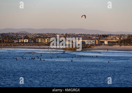 Die östliche Santa Ana Winde, die verräterische Feuer Bedingungen sind auch ideal zum Surfen, Surfer erwarten Wellen am Hund Strand bei Santa Ana Winde Bedingungen am San Diego beach Nachbarschaft von Ocean Beach. Dezember 7, 2017. Stockfoto