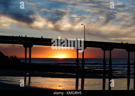 Die Sonne durch die Wolken von Rauch in San Diego, California's Ocean Beach Pier. Dezember 7, 2017. Stockfoto