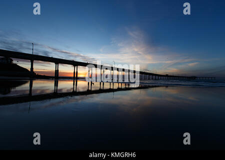 Die Sonne durch die Wolken von Rauch in San Diego, California's Ocean Beach Pier. Dezember 7, 2017. Stockfoto