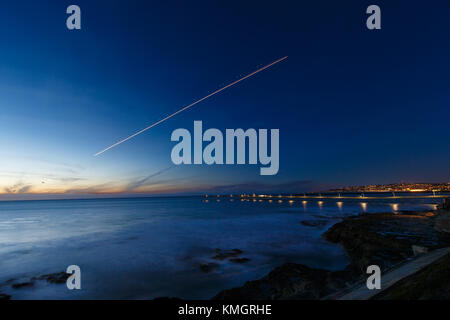 Santa Ana Winde aus dem Osten force Flugzeuge landen auf dem Internationalen Flughafen San Diego eine ungewöhnliche Landung weg von West nach Ost zu nehmen, die Flugzeuge über den San Diego beach Nachbarschaft von Ocean Beach. Rauch am Horizont wird von Brände im nördlichen San Diego County. Dezember 7, 2017. Stockfoto