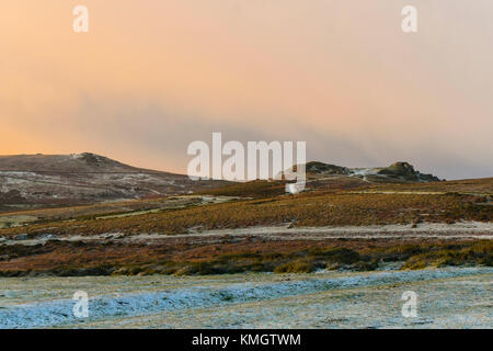 Haytor, Dartmoor, Großbritannien. 8. Dezember 2017. UK Wetter. Ein helles Abstauben von Schnee bedeckt die Landschaft rund um Sattel Tor in der Nähe Haytor im Dartmoor Nationalpark in Devon in der Nähe von Bovey Tracey bei Sonnenaufgang. Foto: Graham Jagd-/Alamy leben Nachrichten Stockfoto