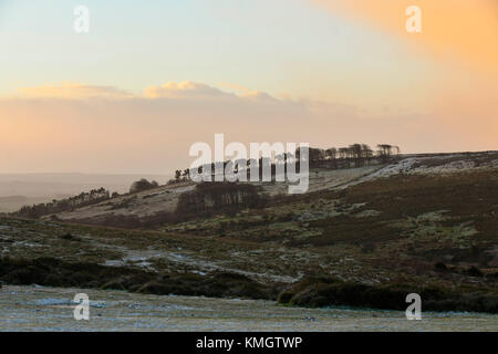 Haytor, Dartmoor, Großbritannien. 8. Dezember 2017. UK Wetter. Ein helles Abstauben von Schnee bedeckt die Landschaft um Haytor im Dartmoor Nationalpark in Devon in der Nähe von Bovey Tracey bei Sonnenaufgang. Foto: Graham Jagd-/Alamy leben Nachrichten Stockfoto