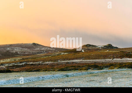 Haytor, Dartmoor, Großbritannien. 8. Dezember 2017. UK Wetter. Ein helles Abstauben von Schnee bedeckt die Landschaft rund um Sattel Tor in der Nähe Haytor im Dartmoor Nationalpark in Devon in der Nähe von Bovey Tracey bei Sonnenaufgang. Foto: Graham Jagd-/Alamy leben Nachrichten Stockfoto