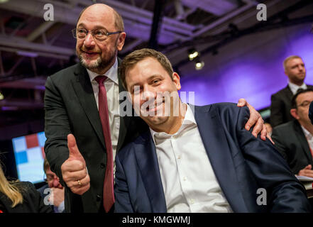 Berlin, Deutschland. Dezember 2018. Martin Schulz, Vorsitzender der SPD, posiert mit Lars Klingbeil, dem designierten Generalsekretär der SPD, auf der Bundesparteikonferenz der SPD in Berlin am 8. Dezember 2018. Quelle: Michael Kappeler/dpa/Alamy Live News Stockfoto