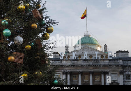 London, Vereinigtes Königreich. Dezember 2017. Fortnum und Mason's Christmas Tree im Somerset House mit den Worten Skate im Hintergrund. @Greeneyedlens/Alamy Live News Stockfoto