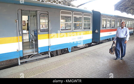 Eine Sri Lankan Passagier Spaziergang in Zug flache Form während der Eisenbahn Lokomotive Operating Engineers union Streik in Colombo. Credit: vimukthi embuldeniya/alamy leben Nachrichten Stockfoto