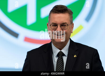 DFB-Präsident Reinhard Grindel posiert auf der außerordentlichen Bundeskonferenz des Deutschen Fussball-Bundes (DFB) in Frankfurt am Main am 8. Dezember 2017. Die Delegierten wollen wichtige Veränderungen im größten Sportverband der Welt voranbringen. Foto: Fabian Sommer/dpa Stockfoto