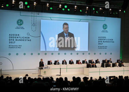 DFB-Präsident Reinhard Grindel spricht auf der außerordentlichen Bundeskonferenz des Deutschen Fussball-Bundes (DFB) in Frankfurt am Main am 8. Dezember 2017. Die Delegierten wollen wichtige Veränderungen im größten Sportverband der Welt voranbringen. Foto: Fabian Sommer/dpa Stockfoto