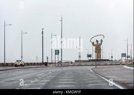 New Brighton, Wirral, Großbritannien. 8. Dezember 2017. Starker Wind und Regen hits New Brighton, auf dem Wirral Peninsula, fang am Ende des Sturms Caroline. Credit: Paul Warburton/Alamy leben Nachrichten Stockfoto