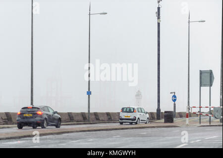 New Brighton, Wirral, Großbritannien. 8. Dezember 2017. Starker Wind und Regen hits New Brighton, auf dem Wirral Peninsula, fang am Ende des Sturms Caroline. Credit: Paul Warburton/Alamy leben Nachrichten Stockfoto