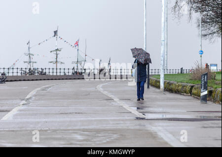 New Brighton, Wirral, Großbritannien. 8. Dezember 2017. Kleine Schneefall und starker Wind und Regen hits New Brighton, auf dem Wirral Peninsula, fang am Ende des Sturms Caroline. Credit: Paul Warburton/Alamy leben Nachrichten Stockfoto