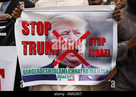 Dhaka, Bangladesch. Dezember 2017. Ein Demonstrant hält ein Poster des US-Präsidenten Donald Trump bei einer Protestkundgebung gegen die Ankündigung des US-Präsidenten, Jerusalem als Hauptstadt Israels vor der Baitul Mukarram-Nationalmoschee anzuerkennen. Kredit: Md Mehedi Hasan/ZUMA Wire/Alamy Live News Stockfoto