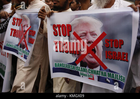 Dhaka, Bangladesch. Dezember 2017. Demonstranten halten ein Poster des US-Präsidenten Donald Trump bei einer Protestkundgebung gegen die Ankündigung des US-Präsidenten, Jerusalem als Hauptstadt Israels vor der Baitul Mukarram-Nationalmoschee anzuerkennen. Kredit: Md Mehedi Hasan/ZUMA Wire/Alamy Live News Stockfoto