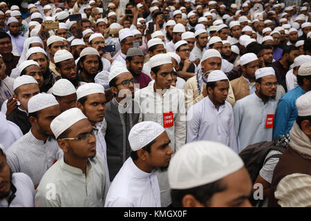 Dhaka, Bangladesch. Dezember 2017. Demonstranten stehen vor der Baitul Mukarram Nationalmoschee, als sie an einer Kundgebung gegen die Ankündigung des US-Präsidenten teilnehmen, Jerusalem als Hauptstadt Israels anzuerkennen. Kredit: Md Mehedi Hasan/ZUMA Wire/Alamy Live News Stockfoto