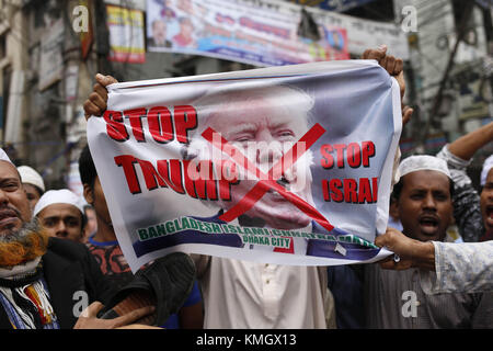 Dhaka, Bangladesch. Dezember 2017. Demonstrant versucht, ein Poster des US-Präsidenten Donald Trump bei einer Protestkundgebung gegen die Ankündigung des US-Präsidenten, Jerusalem als Hauptstadt Israels vor der Baitul Mukarram-Nationalmoschee anzuerkennen, auseinanderzureißen. Kredit: Md Mehedi Hasan/ZUMA Wire/Alamy Live News Stockfoto