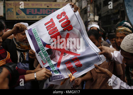 Dhaka, Bangladesch. Dezember 2017. Der Demonstrant versucht, auf ein Poster des US-Präsidenten Donald Trump zu schießen, während einer Protestkundgebung gegen die Ankündigung des US-Präsidenten, Jerusalem als Hauptstadt Israels vor der Baitul Mukarram-Nationalmoschee anzuerkennen. Kredit: Md Mehedi Hasan/ZUMA Wire/Alamy Live News Stockfoto