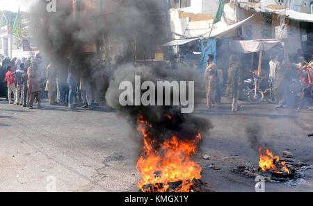 Surjani Town, Pakistan. Die Bewohner von Malir demonstrieren am Donnerstag, den 07. Dezember 2017, in Karachi gegen den längeren Stromabfall. Stockfoto