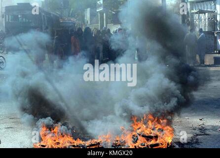 Surjani Town, Pakistan. Die Bewohner von Malir demonstrieren am Donnerstag, den 07. Dezember 2017, in Karachi gegen den längeren Stromabfall. Stockfoto