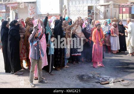 Surjani Town, Pakistan. Die Bewohner von Malir demonstrieren am Donnerstag, den 07. Dezember 2017, in Karachi gegen den längeren Stromabfall. Stockfoto