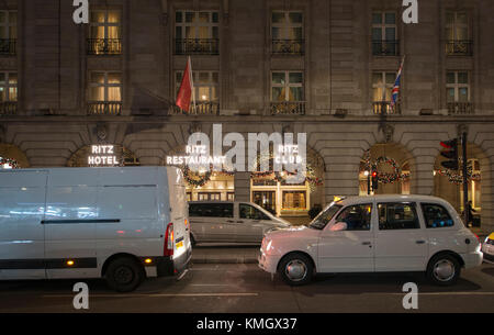 Westminster, London, Großbritannien. Dezember 2017. Abendliche Rush Hour im West End mit Verkehr am Ritz Hotel in Mayfair vorbei. Quelle: Malcolm Park/Alamy Live News Stockfoto