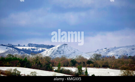 Ashbourne, Derbyshire, UK. 8. Dezember, 2017. de Wetter: Schnee auf den Hügeln thorpe Cloud & bunster Hill von dovedale über ashbourne, derbyshire im Peak District National Park Credit: Doug blane/alamy leben Nachrichten Stockfoto