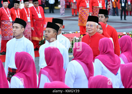 Kuala Lumpur, Malaysia. Dezember 2017. Der malaysische Premierminister Najib Razak (3. R, 3. Reihe) nimmt am 7. Dezember 2017 an der Flaggenhetzungszeremonie der Generalversammlung der regierenden United Malays National Organization (UMNO) in Kuala Lumpur (Malaysia) Teil. Quelle: Chong Voon Chung/Xinhua/Alamy Live News Stockfoto