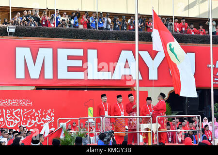 Kuala Lumpur, Malaysia. Dezember 2017. Der malaysische Premierminister Najib Razak (C) hebt die Parteiflagge auf der Generalversammlung der regierenden United Malays National Organization (UMNO) in Kuala Lumpur, Malaysia, 7. Dezember 2017. Quelle: Chong Voon Chung/Xinhua/Alamy Live News Stockfoto