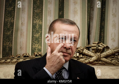 Athen, Griechenland - 7. Dezember 2017: Präsident der Türkei Recep Tayyip Erdogan hört Griechenlands Präsident Prokopis Pavlopoulos, vor ihrem Treffen in Athen, Griechenland Credit: VASILIS VERVERIDIS/Alamy leben Nachrichten Stockfoto