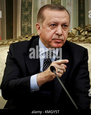 Athen, Griechenland - 7. Dezember 2017: Präsident der Türkei Recep Tayyip Erdogan hört Griechenlands Präsident Prokopis Pavlopoulos, vor ihrem Treffen in Athen, Griechenland Credit: VASILIS VERVERIDIS/Alamy leben Nachrichten Stockfoto