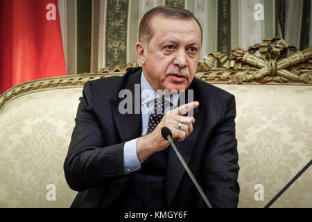 Athen, Griechenland - 7. Dezember 2017: Präsident der Türkei Recep Tayyip Erdogan hört Griechenlands Präsident Prokopis Pavlopoulos, vor ihrem Treffen in Athen, Griechenland Credit: VASILIS VERVERIDIS/Alamy leben Nachrichten Stockfoto