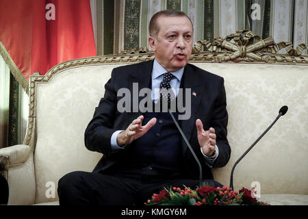 Athen, Griechenland - 7. Dezember 2017: Präsident der Türkei Recep Tayyip Erdogan hört Griechenlands Präsident Prokopis Pavlopoulos, vor ihrem Treffen in Athen, Griechenland Credit: VASILIS VERVERIDIS/Alamy leben Nachrichten Stockfoto