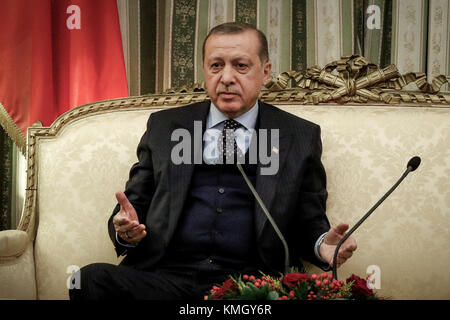 Athen, Griechenland - 7. Dezember 2017: Präsident der Türkei Recep Tayyip Erdogan hört Griechenlands Präsident Prokopis Pavlopoulos, vor ihrem Treffen in Athen, Griechenland Credit: VASILIS VERVERIDIS/Alamy leben Nachrichten Stockfoto