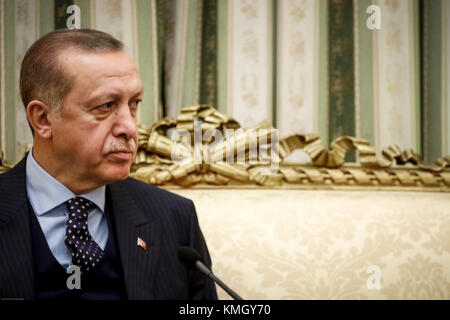 Athen, Griechenland - 7. Dezember 2017: Präsident der Türkei Recep Tayyip Erdogan hört Griechenlands Präsident Prokopis Pavlopoulos, vor ihrem Treffen in Athen, Griechenland Credit: VASILIS VERVERIDIS/Alamy leben Nachrichten Stockfoto